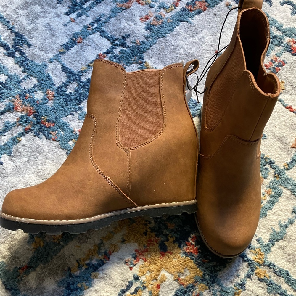 NWT Universal Thread wedge brown boots